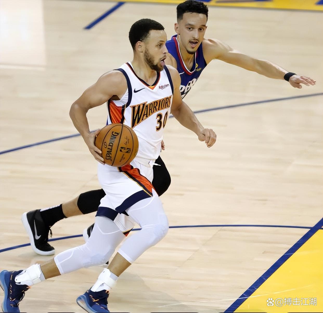 AYX-库里在巴塞罗那比赛中赛事规则更新，出色防守引发热议！的简单介绍